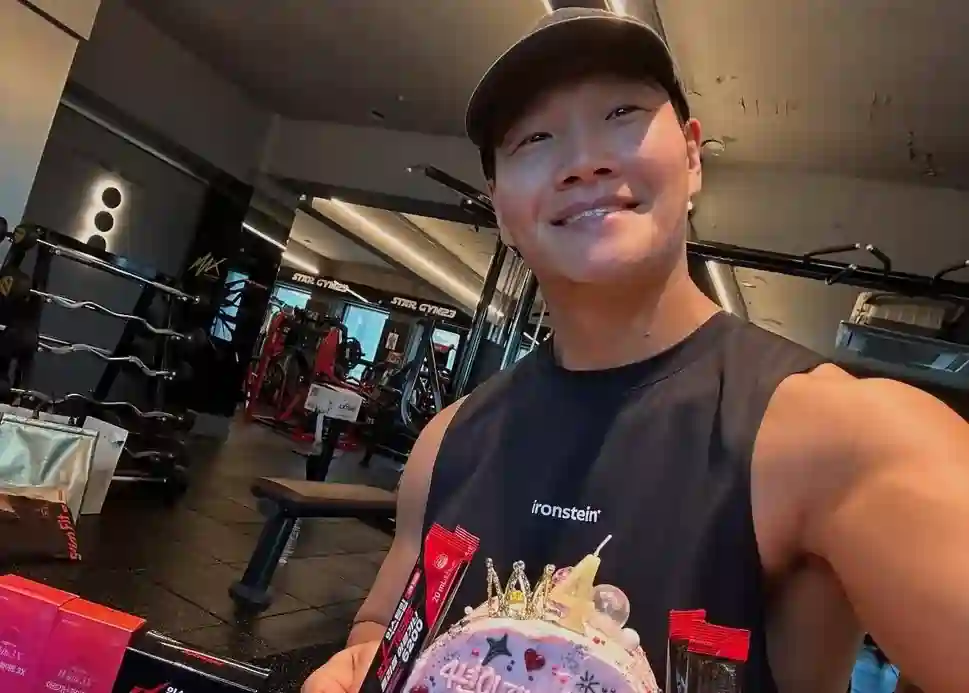 Who is Kim Jong-kook's wife, and has her face been revealed?